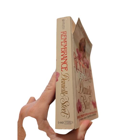 Danielle Steel REMEMBRANCE Vintage Romance WWII Family Saga Dell 0440173701 - Picture 3 of 8